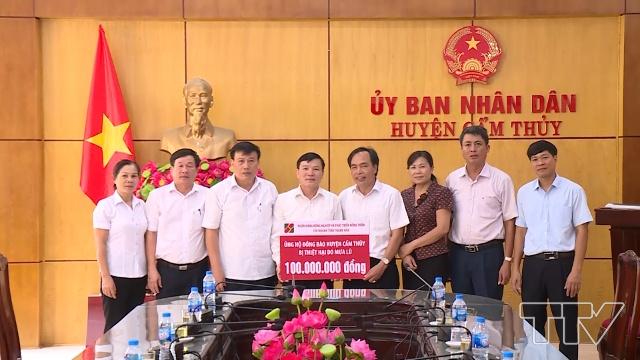 Ngân hàng Nông nghiệp và Phát triển nông thôn Thanh Hóa đã đến thăm, trao tặng 100 triệu đồng hỗ trợ người dân  huyện Cẩm Thủy 