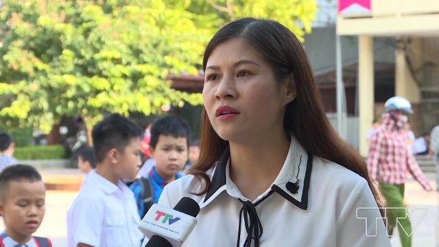 Cô giáo Nguyễn Thị Oanh, Phó hiệu trưởng Trường tiểu học Ba Đình, thành phố Thanh Hóa: Nhà trường đã tuyên truyền việc đội mũ BH cho trẻ em đến phụ huynh và các em học sinh, tuy nhiên việc quản lý đội mũ là rất khó do bắt nguồn từ ý thức tự giác của các bậc phụ huynh, thời gian tới sẽ phối hợp đồng bộ giữa gia đình và nhà trường trong việc chấp hành đội mũ BH cho trẻ khi đến trường.