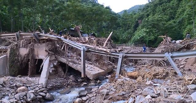 một đoạn đường d&agrave;i hơn 7m tr&ecirc;n tuyến tỉnh lộ 521D