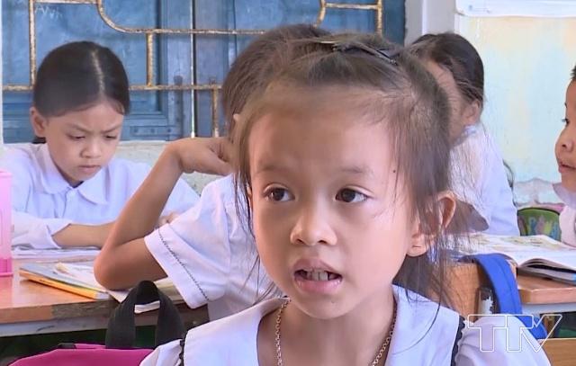 Em Lê Hà Nhi - Trường tiểu học Hoằng Quỳ, huyện Hoằng Hóa: Em rất vui khi được nhận học bổng, em sẽ cố gắng chăm ngoan học giỏi đến năm học này tiếp tục được nhận học bổng.