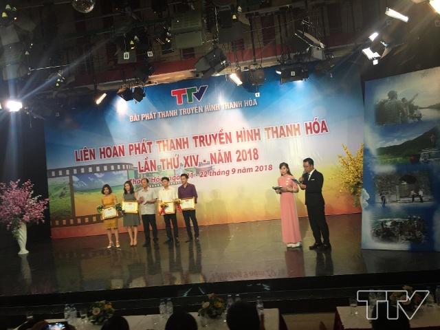 Đồng chí Nguyễn Văn Phát, UVBTV, Trưởng Ban Tuyên giáo tỉnh ủy trao giải cho 5 tác phẩm xuất sắc nhất về chủ đề xây dựng Đảng, Giải Búa liềm vàng
