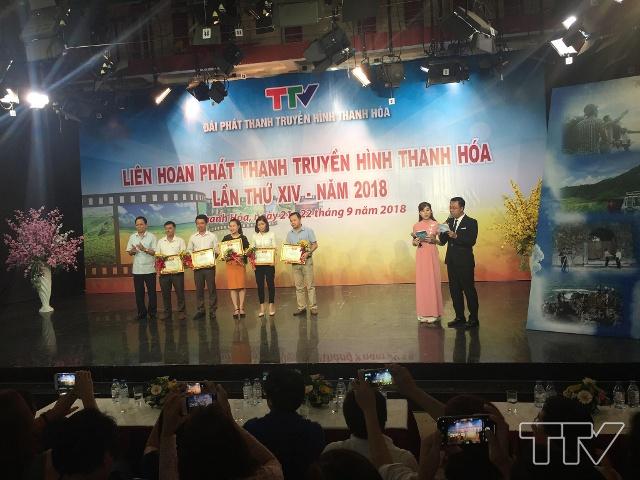Đồng chí Nguyễn Quốc Uy, Phó trưởng ban Thường trực, Ban Tuyên giáo tỉnh ủy trao giải cho 5 tác phẩm xuất sắc nhất về đề tài Học tập và làm theo tư tưởng, đạo đức, phong cách Hồ Chí Minh 