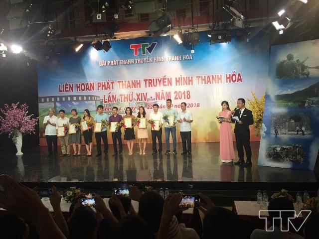 Nhà báo Lê Hoài Châu, Giám đốc, Tổng biên tập Đài PTTH Thanh Hóa trao giải cho 9 tác phẩm đạt giải nhì tại Liên hoan