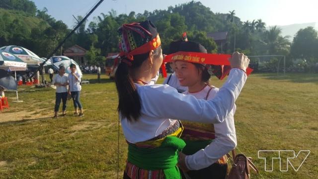 Các chị, các mẹ mặc những trang phục truyền thống dân tộc mình, đeo băngzon cổ vũ cho đội thi của huyện nhà.