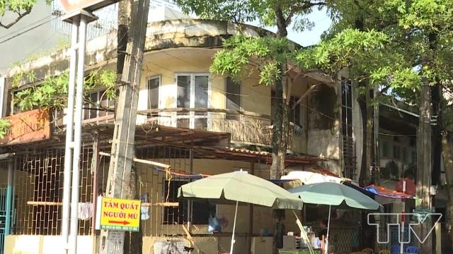 Căn nhà đã xuống cấp trầm trọng này là nơi ông Trần Văn Lắm, phường Ngọc Trạo, TP Thanh Hóa sinh sống trong suốt 5 năm qua.