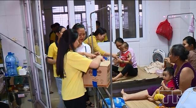 Câu lạc bộ Thanh thiếu niên phật tử chùa Khải Nam thành phố Sầm Sơn tặng quà trung thu cho các em nhỏ đang điều trị tại bệnh viện Nhi Thanh Hóa.
