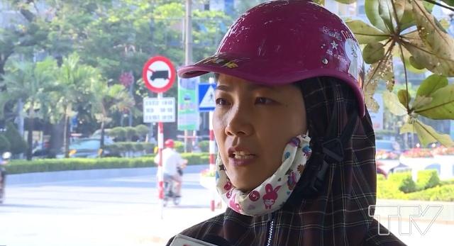 Chị Định Thị Hòa, xã Quang Trung, thị xã Bỉm Sơn: Tôi biết đội mũ bảo hiểm này không an toàn nhưng tôi mua mũ này 40 ngàn vì nó nhẹ, gia rẻ. Tôi chỉ đi gần từ ở nhà ra chợ.