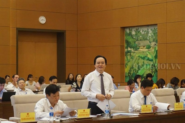 Bộ trưởng Bộ GD&ĐT Phùng Xuân Nhạ tại phiên họp giải trình. Ảnh: quochoi.vn
