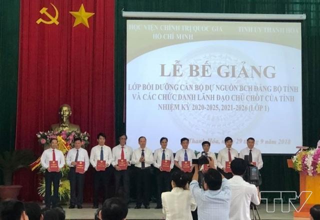 Đồng chí Bí thư trao giấy chứng nhận tốt nghiệp cho 9 học viên xuất sắc