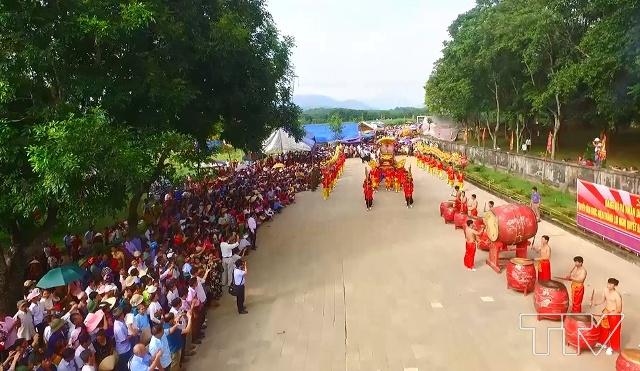 nghi lễ rước kiệu về đền thờ trong tiếng trống, tiếng chiêng rộn rã.