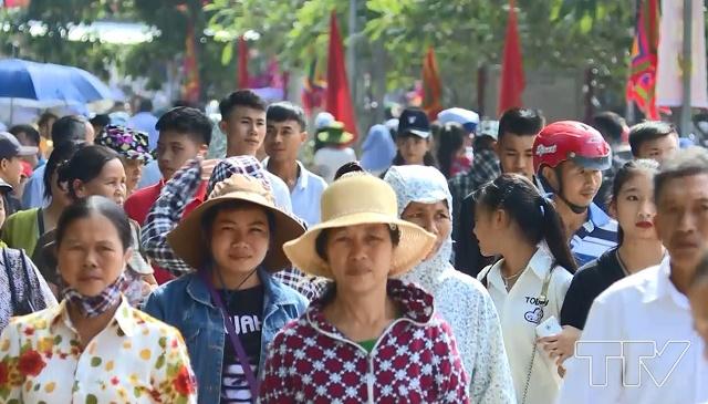 Những ngày này, hàng vạn người dân trong và ngoài tỉnh nô nức hành hương về với Lam Kinh, hướng về nguồn cội để cùng ôn lại những câu chuyện lịch sử hào hùng về anh hùng dân tộc Lê Lợi, các nghĩa quân trong khởi nghĩa Lam Sơn.