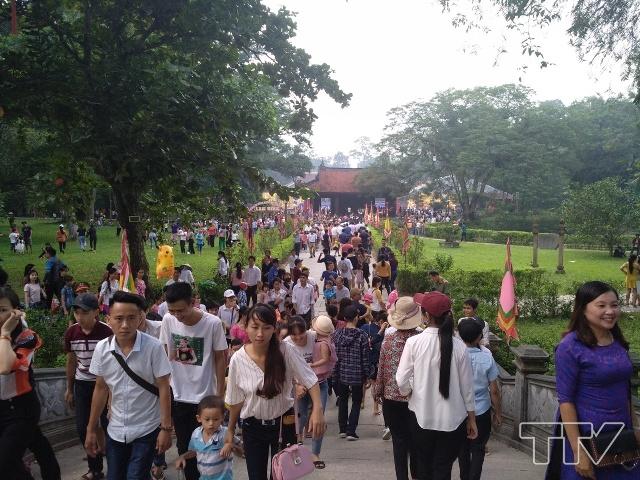 Hàng nghìn du khách đổ về Khu di tích Lam Kinh