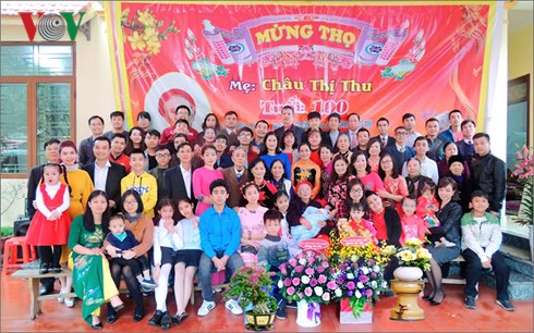 Gia đình cụ bà 100 tuổi duy trì nếp sống tứ đại đồng đường