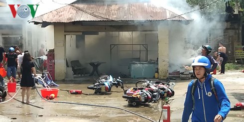 Ít nhất 4 xe máy bị cháy.