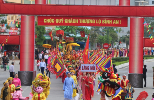 Nghi thức rước kiệu tại lễ hội cầu phúc đền Độc Cước. (ảnh Thu Trang)