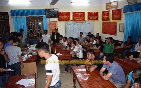 Phá sới bạc khủng núp trong trại gà, bắt 34 con bạc, thu giữ 500 triệu đồng(Ảnh: công an Ninh Bình)
