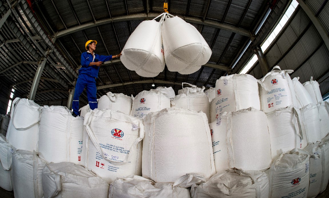 Nhà máy alumin Nhân Cơ đang hoạt động 24/24 giờ, với khoảng 1.000 công nhân, kỹ sư làm việc ngày đêm. Ảnh: VGP/Phan Trang.