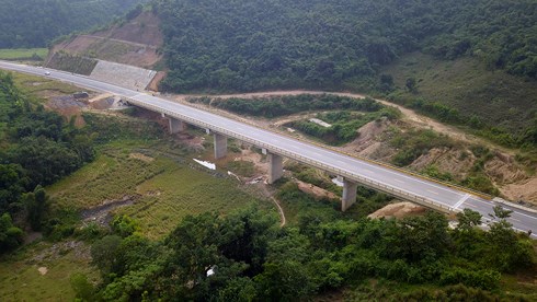 To&agrave;n tuyến cao tốc H&ograve;a Lạc - H&ograve;a B&igrave;nh c&oacute; chiều d&agrave;i khoảng 31km, khi đi v&agrave;o hoạt động tuyến đường sẽ r&uacute;t ngắn thời gian di chuyển giữa H&agrave; Nội v&agrave; Ho&agrave; B&igrave;nh trung b&igrave;nh từ 120 ph&uacute;t xuống dưới 60 ph&uacute;t.