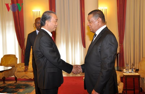 Đại sứ Nguyễn Kim Doanh trình Quốc thư lên Tổng thống Ethiopia.