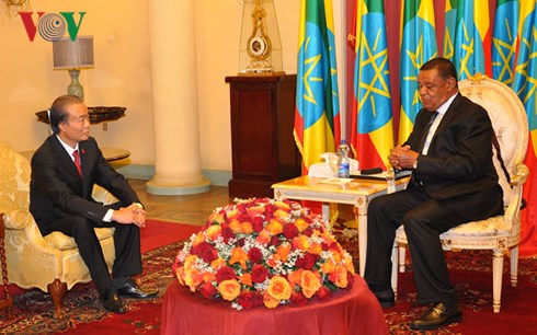 Tổng thống Ethiopia Mulatu Teshome tiếp thân mật Đại sứ Nguyễn Kim Doanh.