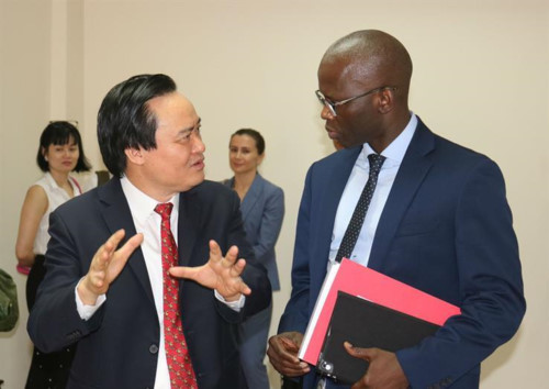 Ông Ousmane Dione trò chuyện cùng Bộ trưởng Bộ GD&ĐT Phùng Xuân Nhạ