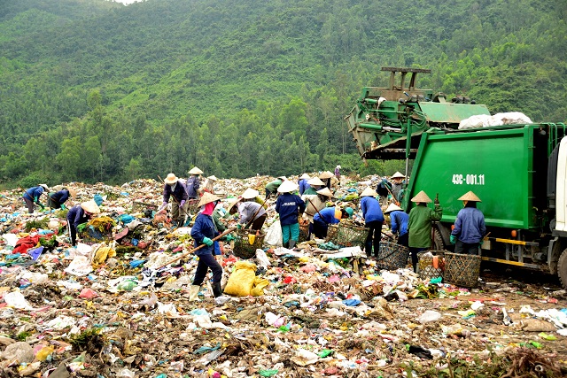 Mỗi ngày có hàng nghìn tấn rác tập kết về bãi rác Khánh Sơn. Ảnh: VGP/Lưu Hương