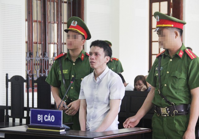 Vận chuyển 20 bánh heroin và 10 gói ma túy tổng hợp để lấy 50 triệu đồng tiền công, Nguyễn Văn Hải bị tuyên án tử hình.