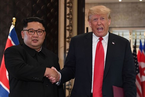 Nhà lãnh đạo Triều Tiên Kim Jong-un (trái) và Tổng thống Mỹ Donald Trump trong cuộc gặp thượng đỉnh đầu tiên tại Singpore. Ảnh: The Hill