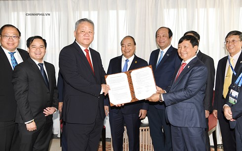 Thủ tướng chứng kiến đại diện Công ty Nikko Indonesia và Công ty Licogi 16 trao đổi văn kiện hợp tác. Ảnh: Chinhphu.vn