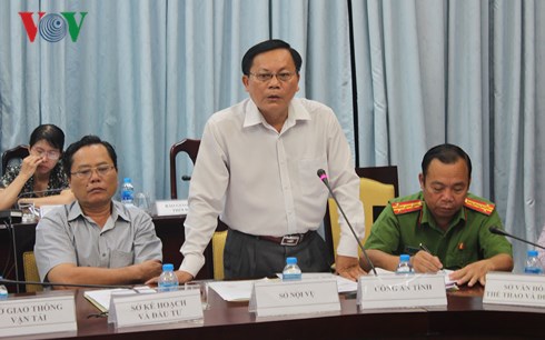 Ông Trần Văn Hên, Giám đốc Sở Nội vụ đứng phát biểu.