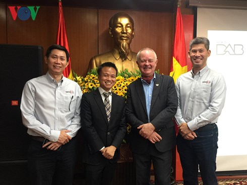 Ảnh từ trái qua: Ông Jason Mak - Tập đoàn GatesAir (Singapore), ông Anupon Taj Awanno - Công ty Paneda (Thái Lan), ông Jorn Erik Jensen - Đài Phát thanh truyền hình NRK Na Uy và ông Alex Ng - Tập đoàn GatesAir (Singapore).