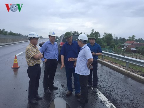 Thứ trưởng Lê Đình Thọ (đứng giữa, mặc áo sơ mi xanh) kiểm tra tình trạng hư hỏng trên cao tốc Đà Nẵng-Quảng Ngãi.