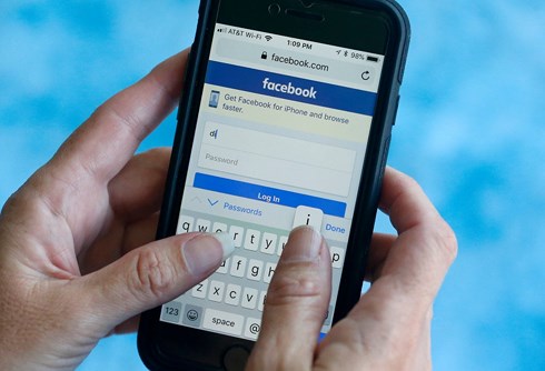 Đợt tấn công hồi cuối tháng 9 vào Facebook đã có khoảng 30 triệu tài khoản người dùng bị ảnh hưởng. (Ảnh: The New York Times).