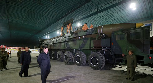 Nhà lãnh đạo Triều Tiên Kim Jong-un thị sát một cơ sở hạt nhân. Bức ảnh do KCNA đăng tải ngày 5/7/2017