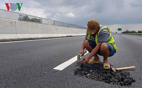 Nhà thầu thi công sửa chữa hư hỏng trên cao tốc Đà Nẵng - Quảng Ngãi mặc quần đùi vá đường cao tốc rất phản cảm, phản khoa học.