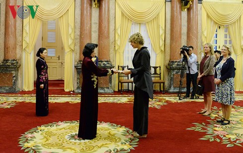 Đại sứ Hà Lan Els Beth Akkerman trình Quốc thư lên Quyền Chủ tịch nước Đặng Thị Ngọc Thịnh