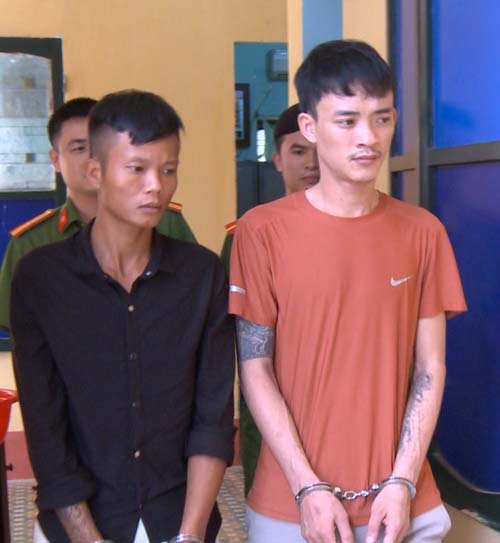 2 đối tượng Nguyễn Văn Sơn (trái) và Nguyễn Cao Cường cùng tang vật vụ án.
