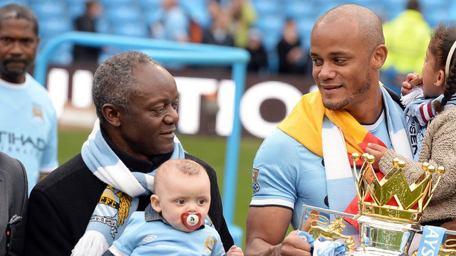 Ông Pierre Kompany (trái) bên cạnh con trai Vincent Kompany vào năm 2014 - Ảnh: PA