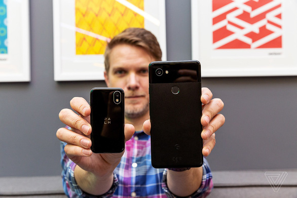 So sánh về kích thước giữa một chiếc Palm và chiếc Pixel 2 XL của Google - Ảnh: THE VERGE