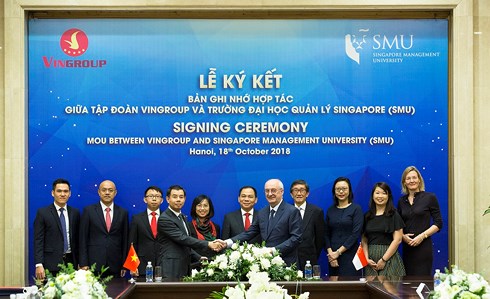 Ông Nguyễn Việt Quang (Phó Chủ tịch kiêm Tổng giám đốc Tập đoàn Vingroup) và ông Arnoud de Meyer, Chủ tịch trường Đại học SMU bắt tay trao đổi Bản hợp tác.