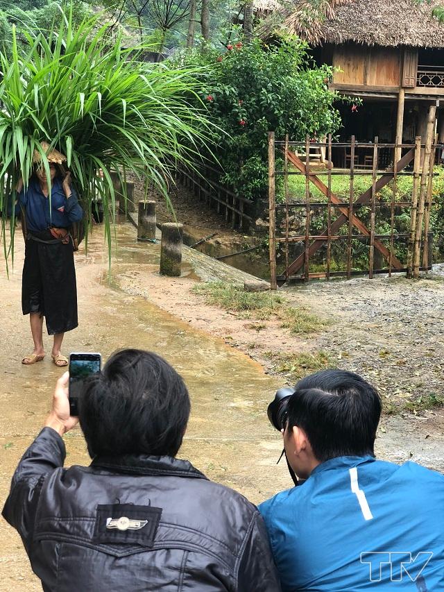 Vào ngày 18, đoàn Farmtrip, đã được đến thăm Bản Hang, bản du lịch cộng đồng xã Phú Lệ