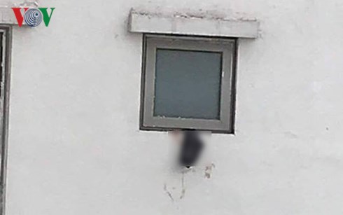 Túi nilon vẫn còn dính nhau thai được cô gái mà công an xác định là đối tượng tình nghi trong vụ ném trẻ sơ sinh xuống sân chung cư Linh Đàm vẫn còn mắc lại ở cửa