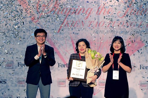 Forbes Việt Nam lần đầu tiên công bố và trao giải thưởng  &quot;Thành tựu trọn đời &quot; cho bà Mai Kiều Liên - Tổng Giám đốc công ty sữa số 1 Việt Nam Vinamilk. 