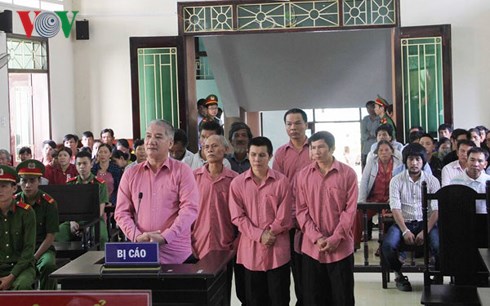 Các bị cáo trong vụ phá rừng hầu tòa.