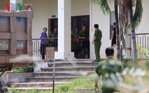 Lực lượng chức năng khám xét tại văn phòng mỏ đá Hòn Thị
