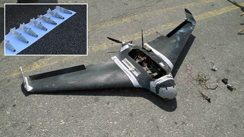 Phần còn lại của một chiếc UAV được trưng bày tại căn cứ Hmeimim ngày 16/8/2018. Ảnh: AFP