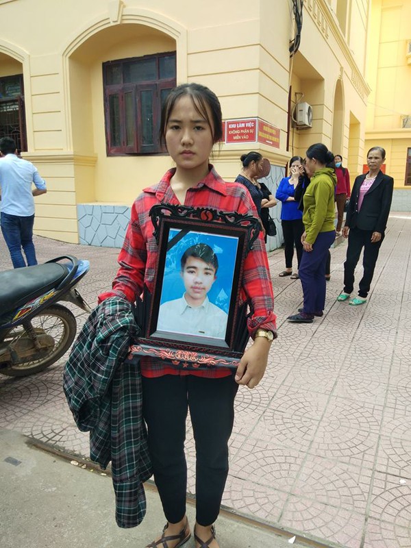 H&igrave;nh ảnh c&ocirc; b&eacute; học sinh &ocirc;m di ảnh anh buồn b&atilde; rời t&ograve;a khiến nhiều người x&oacute;t xa.