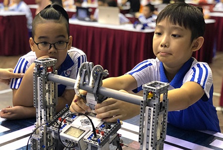 Thí sinh tham gia cuộc thi Robothon ở mức độ sơ cấp - Ảnh: vnexpress