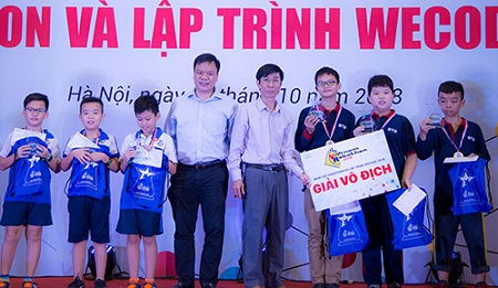 Ban Tổ chức trao giải vô địch Robothon hạng sơ cấp và trung cấp - Ảnh: vnexpess