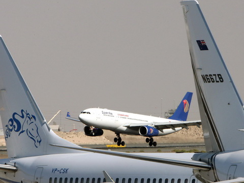  Máy bay của Hãng EgyptAir tại triển lãm hàng không dân sự Trung Đông tại sân bay Dubai, Các Tiểu vương quốc Arập thống nhất (UAE) ngày 19/5. EPA/TTXVN 